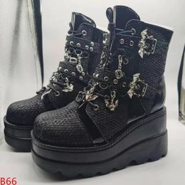 Stiefel mit dicken Sohlen für Damen, 2024, schräger Absatz, Fledermaus, dekorative Gürtelschnalle, kurze Röhre, Damenschuhe, Plattform