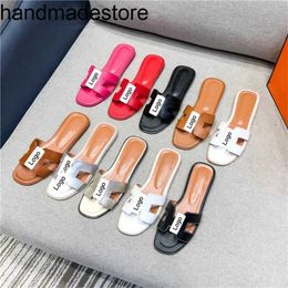 Sommer-Sandale, klassischer Slipper, Orans, modisch, Outdoor, flacher Boden, Wasser-Diamant-Mesh, rot, vielseitig einsetzbar, mit Logo