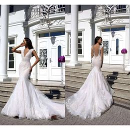 Deep V Neck Sexig spets Appliced ​​Mermaid Wedding Dress African D Flowers Plus Size Open Back Bridal Gow med Sweep Train