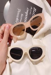 Ins Popular Fashion Small Cat Eye Sunglasses Woman Vintage Oval Eyewear Men Champagne Tea Sun Glasses Shades UV4003006419