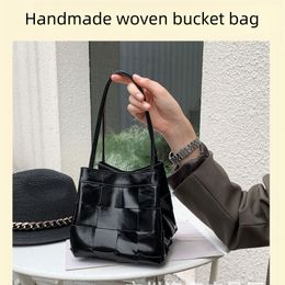 designväska lyxväska på väska designer väskor strand väska handväska kvinnor väska handvävd hink väska premium läder tote allt-i-ett axel underarmsäck