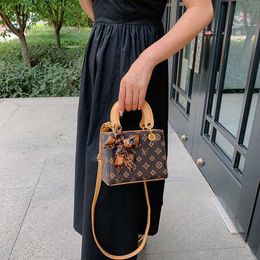 Cross Package Luxury Manufacturers Promotion Free Shipping New Printed Handheld Bag Womens French High End Daifei Small Square Single Shoulder Crossbody