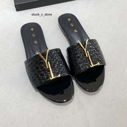 wy 2024 Luxus Designer Herren Damen Hausschuhe Sandalen Schuhe Slide Sommermode breite flache Flip-Flops mit Boxgröße YSLLY Saint Laurent