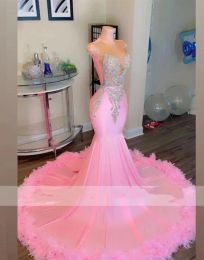 甘いピンクの羽毛マーメイドウエディングドレス2024 for黒人女の子の透けてメッシュスライバークリスタルビーズイブニングドレス