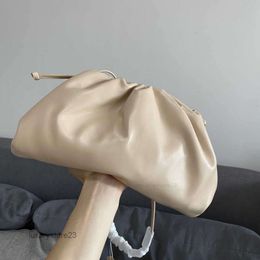 Leather Summer Botteega Veneeta Cloud Ladies Bag Girl Spring Designer Messenger Bags 2023 Pouch Hand Shoulder Fashion Wrinkle Armpit Single Soft Dap W2q9LP2V