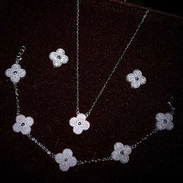 Voller Diamant, vierblättriges Blumen-Halsketten-Anhänger, lange Halskette, Abendessen, elegante Super-Fee-Ohrringe, vier Grasblumen-Armband-Schmuckset