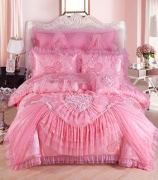 Set biancheria da letto da sposa in pizzo di lusso rosa rosso Set biancheria da letto king size queen size Copripiumino in raso con ricamo jacquard Copriletto lenzuolo6330824