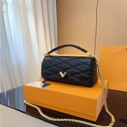 24SS Luxury Designer New Twist Chequered Tote Women's Shoulder Bag Crossbody Bag Dinner Bag Solid Color Makeup Bag Purse Vintage E Nodd