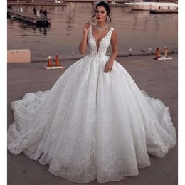Glamorös katedral tåg ärmlösa v-ringklänningar bollklänning brud spets brud bröllopsklänningar 2020 Anpassa