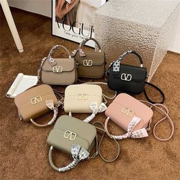 36% OFF Designer bag 2024 Handbags Fashionable Letter Womens Korean Saddle Hard Handle Handbag Elegant Single Shoulder Diagonal Straddle