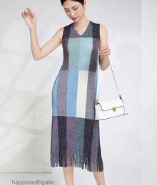 Issey Summer Elegance High end Womens Knitted Dress V-neck Sleeveless Contrast Colour Pleated Skirt