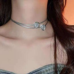 Collana con fiori in pelle per donna nel 2023, nuova catena alla clavicola, sensazione di fascia alta, luce, accessori con catena al collo girocollo di nicchia