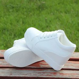 Weiße, versteckte Keilabsatz-Turnschuhe, Freizeitschuhe für Damen, hohe Plateau-Wedges für Damen 240313