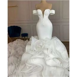 Sjöjungfru organza bröllop underbara klänningar brudklänningar med långt tåg från axelskivade ruffles robe de