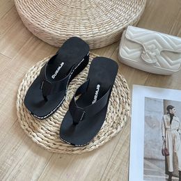 Designer Slippers Rubber Slippers Fashion Flat Bottomed Flip Flops Summer Flat Sandals Flip Flop Beach Sandals Women Slides