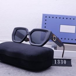 Designer Sunglasses For Men Women Retro Polarising Eyeglasses Outdoor Shades PC Frame Fashion Classic Lady Sun glasses Mirrors 5 Colours With Box Guc1330