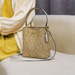 Butikens export designer väskor grossist 2024 ny gammal blomma hink väska kvinnor tryckt crossbody fashionabla och mångsidiga en axel underarm