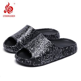 Mens graffiti Strongshen 566 Slides de verão Mulheres chinelas de moda interna não deslizam plataforma impressa EVA Flip-Flops Sandals de praia 240315 b