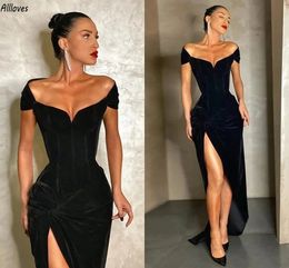 Sexy Off Shoulder Black Velvet Prom Dresses Arabic Aso Ebi Pleated Thigh Spit Vintage Women Special Occasion Party Gowns Floor Length Celebrity Evening Dress