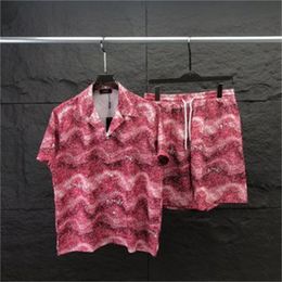 24SS MENS TASARIMISI TRACHSUIT SET Lüks Klasik Moda Hawaii Gömlekleri Trailtsuits Ananas Baskı Şortları Gömlek Kısa Kollu Takım #008