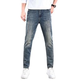 Deng Shengma 2024 Primavera/Summer Nuova luce Luce Luxuria Pantaloni da uomo versatili elastico slim fit piccoli jeans gamba dritta