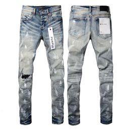 Jeans da marca roxa com buracos de pintura de rua americana azul chão branco