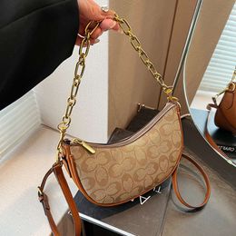 the Store Wholesale Designer Bags Versatile and Fashionable Handheld Pea Bag New Moon Chain Strap Shoulder Crossbody Womens