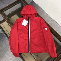 2024 Höst/vinter Ny M -familjen Vattentät huva Windbreaker Men's Fashion High Edition Jacket Thin Rush Coat