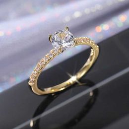 Band Rings 1 classic 4-claw design circular zirconia crystal ring with simple and elegant engagement womens wedding Jewellery gift J240326