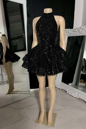 Shinny Siyah Papalı Mini Kısa Kokteyl Elbiseleri Bir Çizgi Yular Boyun Çapraz Geri Arka Tutu Etek Balo Akşam Elbise Junior Mezuniyet Elbisesi BC16920