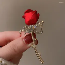 Brooches High-end Classic Micro-carved Zirconia Rose Bouquet Brooch Temperament Delicate Corsage Elegant Ladies Versatile Pin