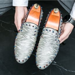 Fashion Men Rivets Dress Shoes England Style Glitter Patent Leather Shoes Men Business Lace-up Social Formal Shoes For Man 1H3