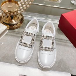 Designer-Schuhe für Damen: Schlüpfen Sie in die luxuriösen weißen Sneakers von VIER, die mit charakteristischen Schleifen verziert sind und Komfort mit hochwertiger Mode für jeden Anlass vereinen