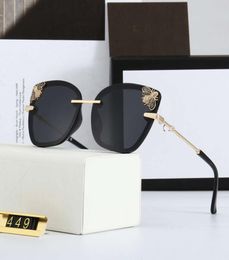 2021 New Luxury Bee Fashion Women Sunglasses Cat Eye Round Brand Designer Sunglasses Polarised Retro Male Laminated Frame1267783