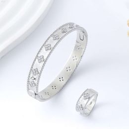 Hot Selling Fashion Trend Four Leaf Grass Pattern Jewellery Set Womens Gold Plated Ring Bracelet