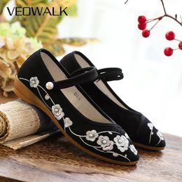 Veowalk Pearls Rivet Cotton Fabric Embroidered Flat Shoes Pointed Toe Ballet Flats Handmade Chinese Style Ballerinas 240307