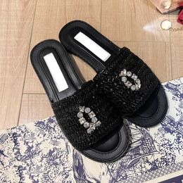 Stroh Damen-Designer-Sandalen, schwarze Sandalen, luxuriöse, quadratische, mit Strasssteinen gewebte Vintage-Hausschuhe, gesteppte Tanga-Slides, Outdoor-Strandschuhe, Leder-Flip-Flops-Sandalen