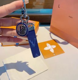 2024 New Keychain Keychain Car Luxurys Designers 키 체인 단색 단색 모노그램 키 체인 베어 디자인 다목적 패션 레저 펜던트 키 고리