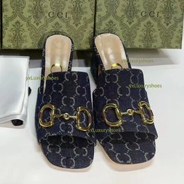 2024 Designer Italia nuovi sandali da donna Moda estiva di lusso strada casual sandali tacco alto da donna classico di alta qualità 9 pantofole con lettera stampata a colori