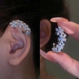 Ear Cuff Ear Cuff Luxury and sparkling crystal flower ear bone clip unperforated ear sleeve clip womens wedding ear clip exquisite Jewellery Y240326