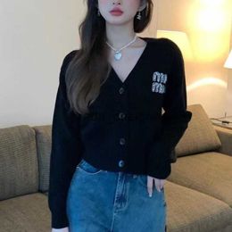 Tasarımcı Kadın Kazak Moda Kadın Yün Sweater Nakış Örgü HARDIGAN MIU Tasarımcı Sweaters Kadın Yün Ceket V-Neck Triko J-K9383