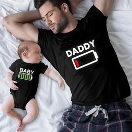 Family Matching Clothes Look Matching Outfit Funny Battery Clothes Dad Mom Boy Girl T-shirt for Daddy Mommy Me Baby Boy Girl 1pc 240318