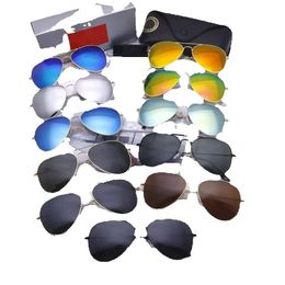 Fashion Classic Aviator Solglasögon för män Kvinnor Designer Driving Sun Glasses Metal Frame Glass Lens Retro Pilot utomhusglasögon.