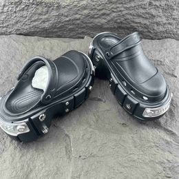 Chinelos Ba Jia Cave Sapatos Espuma Aumentam 8cm Bonitos Homens e Mulheres Chinelos Casuais Novo Estilo Q240326