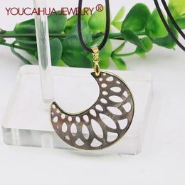Pendant Necklaces 42x34mm Natural Shell Hollow Moon Shaped Lucky Neckwear/Necklace Personalized Gifts For Lovers Jewelry Making Design