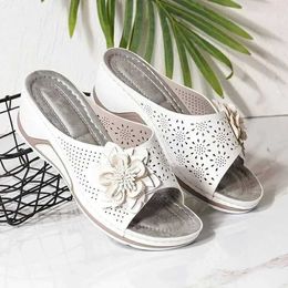 Slippers Slippers Sandals Womens Summer New 2023 Flower Wedge Slide Outdoor Sports Beach Leisure Peeping Toe Comfortable Shoes H240326YDRA