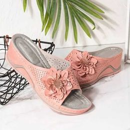 Slippers Slippers Sandals Womens Summer New 2023 Flower Wedge Slide Outdoor Sports Beach Leisure Peeping Toe Comfortable Shoes H240326PQUQ