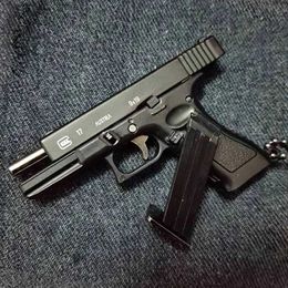 Gun oyuncakları 1 3 G17 Tabanca Model Metal G17 Mini Oyuncak Tabanca Çıkarılabilir DIY Yarı Alaşım Anahtarlık Kolye Dekorasyonu TOYS240327