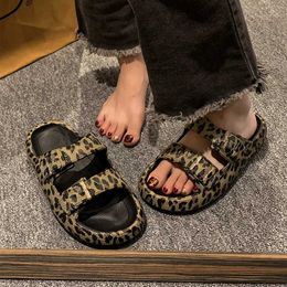 Pantofole Pantofole Pantofole da donna di vendita calda estate nuove scarpe da bambino con stampa leopardata flip H240327