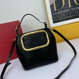 Borsa di lusso con logo grande in metallo Borse a tracolla di moda da donna in pelle bovina di alta qualità Designer Brand Borse a tracolla semplici e di lusso a spalla singola